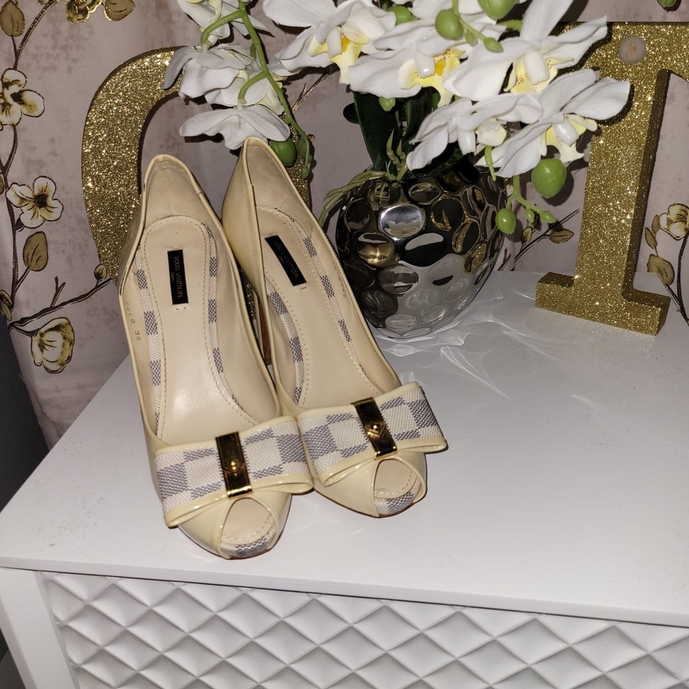 Louis Vuitton Cream and Gold Heels with Medium Height